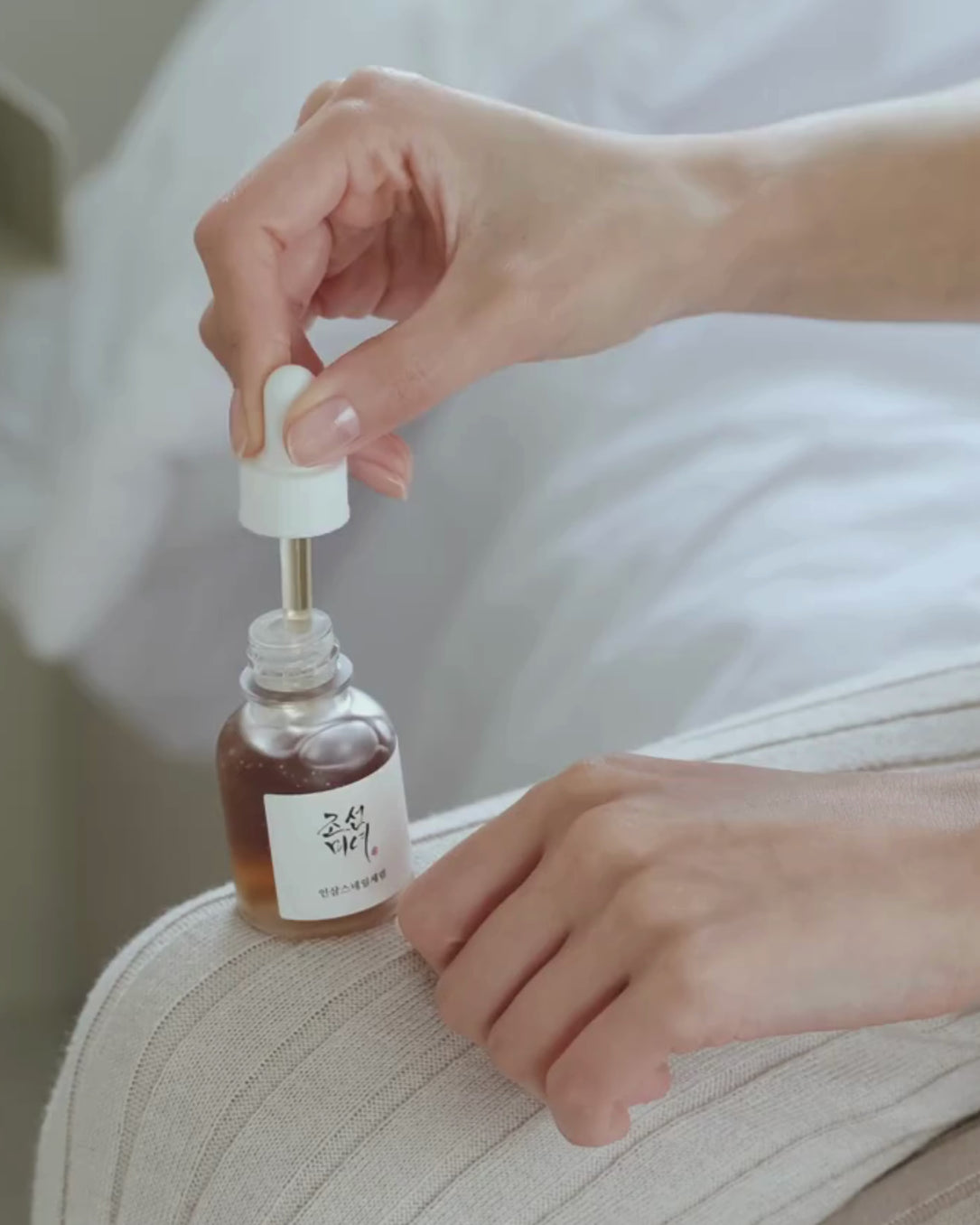 Revive Serum : Ginseng + Snail Mucin - video background